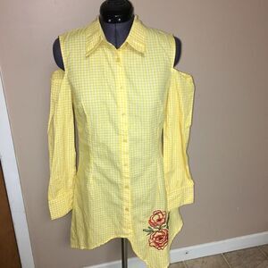 Fridda cold shoulder yellow button up top M NWT